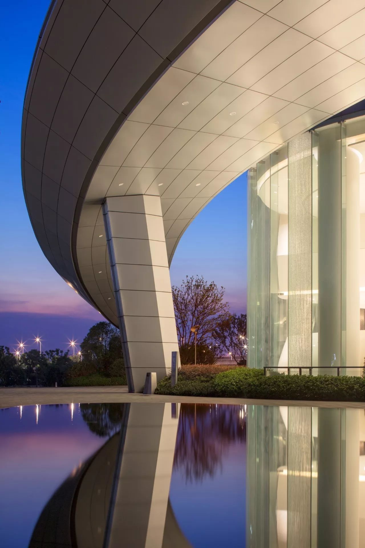 南昌新力中心塔楼直接落地，无裙房