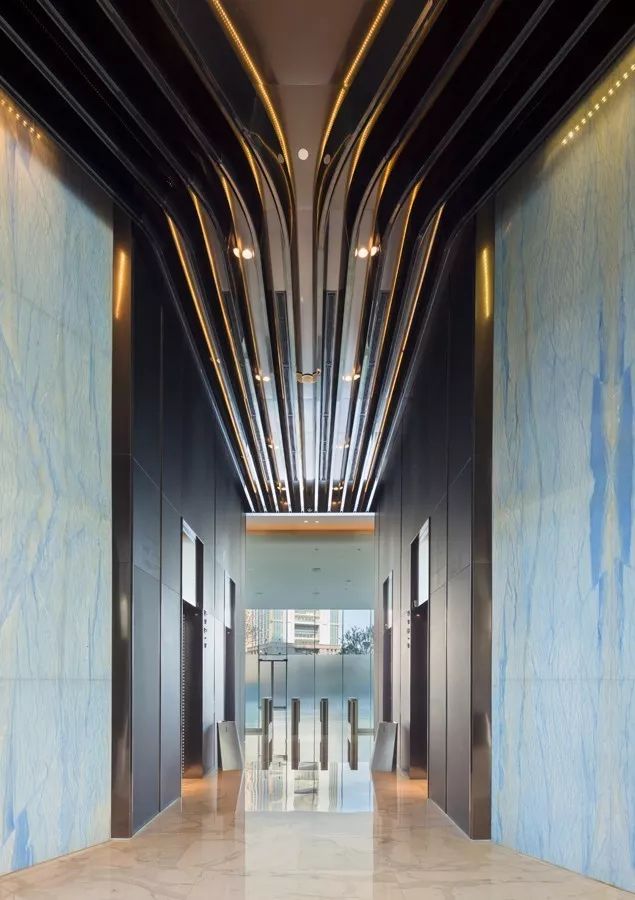 新力地产与9001cc金沙以诚为本为南昌新力中心打造了4.2m高阔层高、地下双层超大专属车库