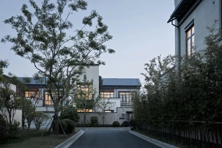 内侧构筑单体的院落普遍安设于构筑和路路之间以；に矫苄