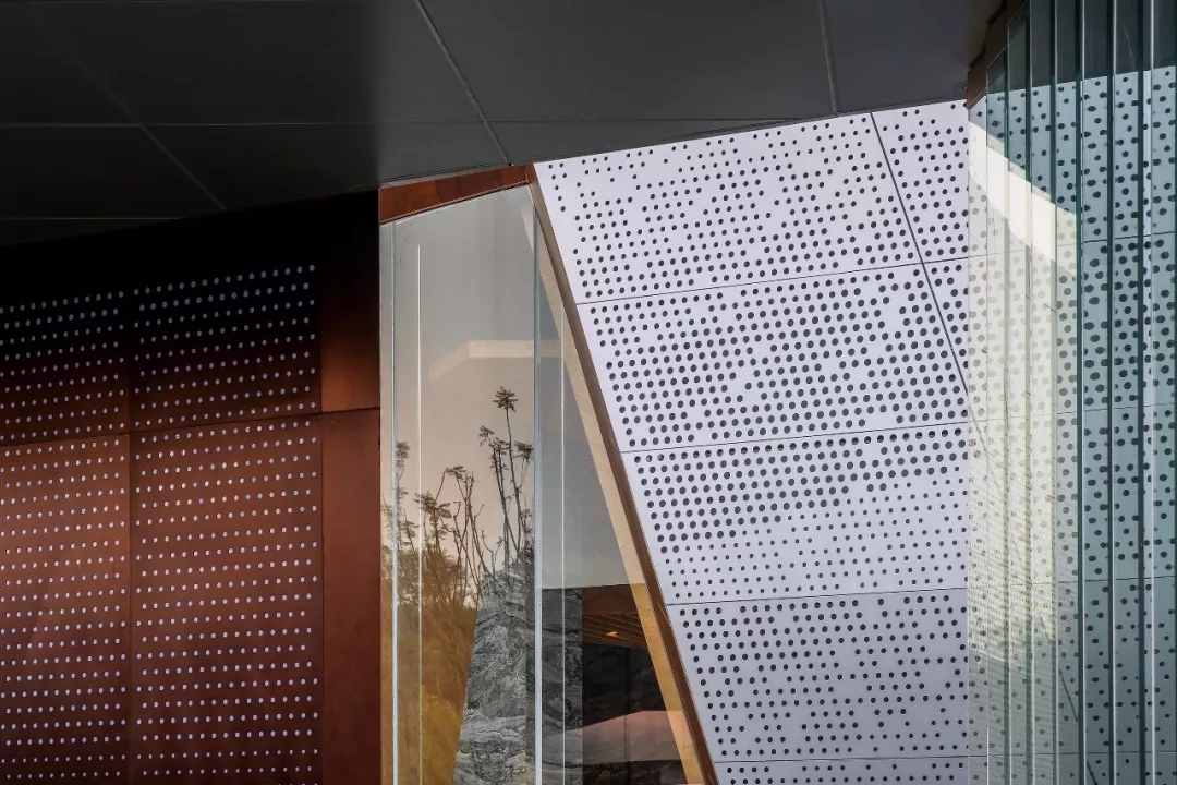 穿孔幻彩复合板细节 by苏圣亮，9001cc金沙以诚为本构筑设计