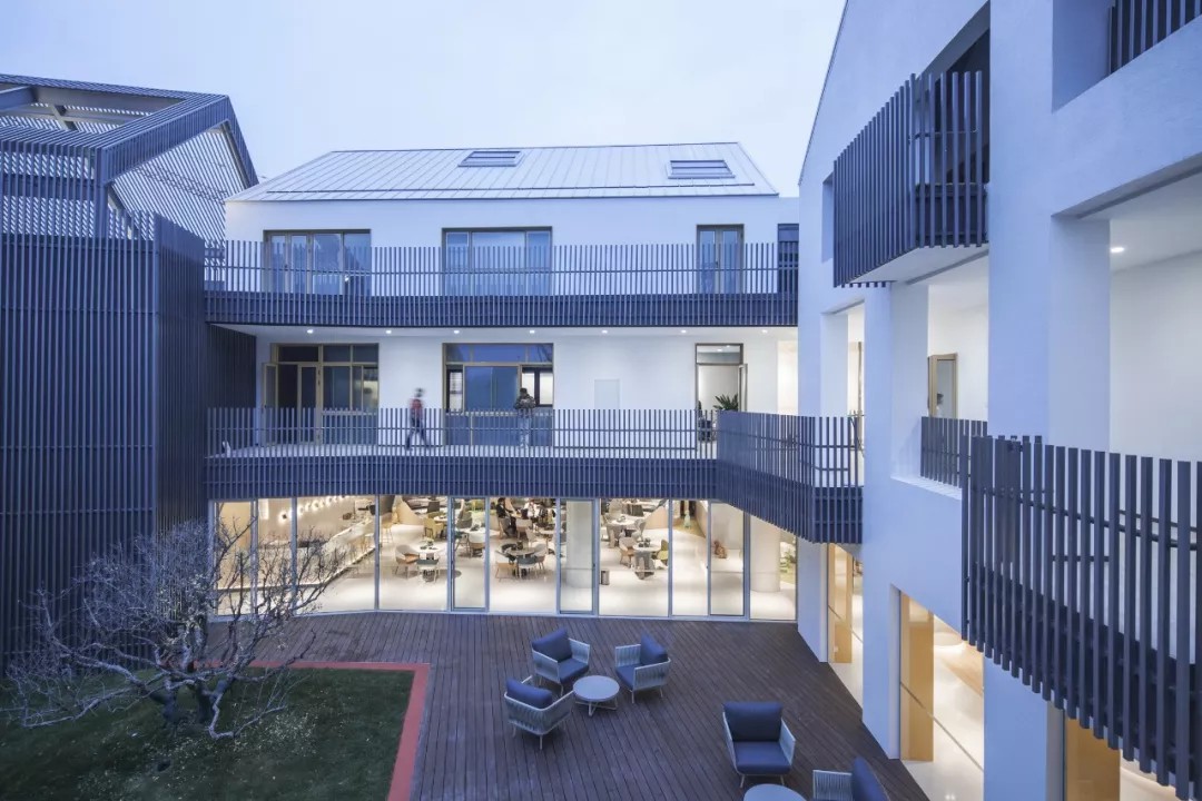 丰硕空间履历的露台和廊路